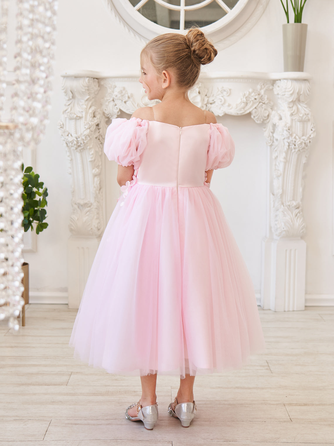 Vestido de niña de las flores de largo midi con mangas abullonadas, hombros descubiertos, apliques florales 3D y tul. 