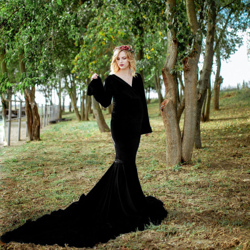 Vestido largo de terciopelo dorado para embarazadas, con escote en V y cola de sirena, ideal para sesiones de fotos.