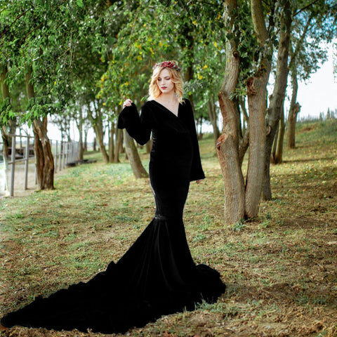 Vestido largo de terciopelo dorado para embarazadas, con escote en V y cola de sirena, ideal para sesiones de fotos.