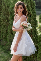 Vestido corto blanco de corte A para baile de bienvenida con espalda cruzada