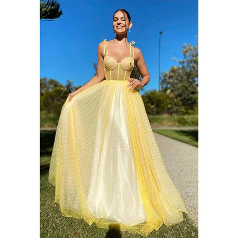Robe de bal longue en tulle jaune à bretelles spaghetti et décolleté en cœur 