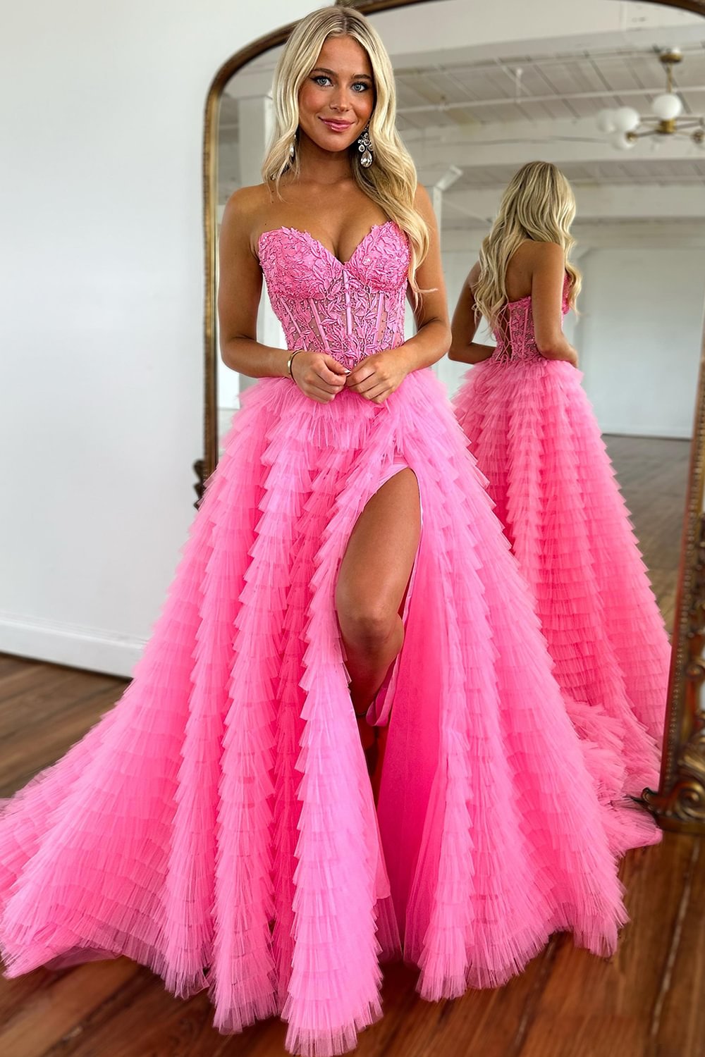 Precioso vestido de fiesta rosa de corte A con escote corazón y corsé, adornado con apliques.