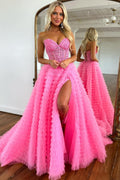 Precioso vestido de fiesta rosa de corte A con escote corazón y corsé, adornado con apliques.