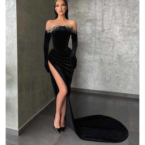 Vestido de noche formal de terciopelo negro con hombros descubiertos, mangas largas y abertura 