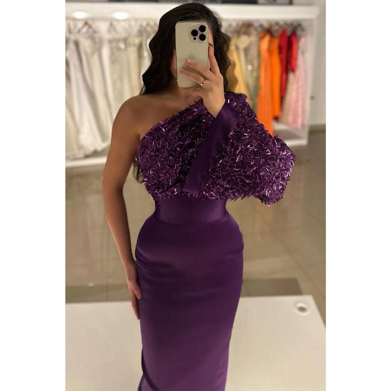 Vestido de noche largo morado con lentejuelas y un hombro al descubierto 