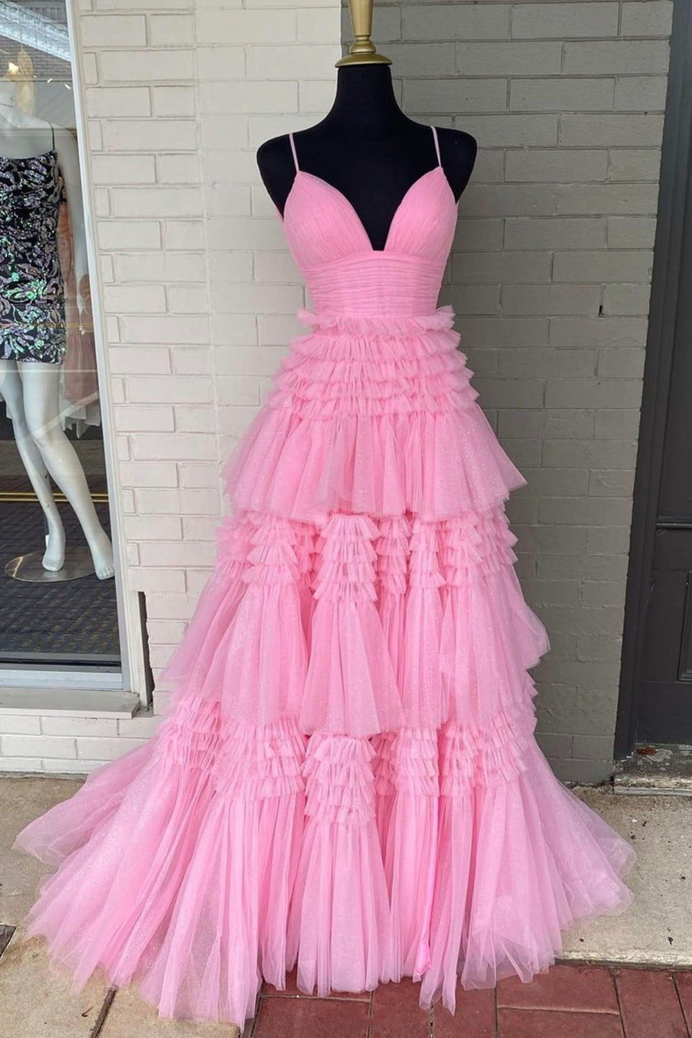 Vestido largo rosa de fiesta con tirantes finos, corte en A y abertura.