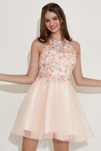 Vestido de fiesta color champán con escote halter y bordado