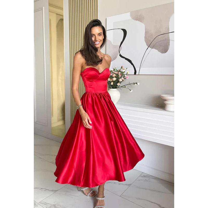 Robe de soirée mi-longue en satin froncé, simple, décolleté en cœur, sans manches 
