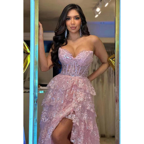 Robe de bal de fin d'année glamour et spectaculaire, coupe trapèze, épaules dénudées, sans manches