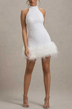 Robe mini stretch à sequins éblouissante et ludique, col montant et bordure en plumes 