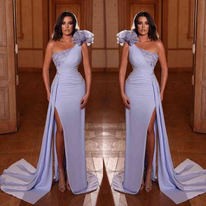 Robe de soirée charmante ornée de perles, fente latérale, robe de bal asymétrique en satin avec cape
