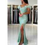 Vestido largo formal de fiesta con hombros descubiertos, lentejuelas y plumas, corte tubo/columna, con abertura 