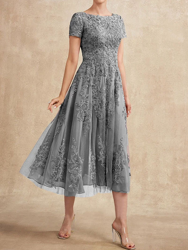Robe de mère de la mariée en tulle et dentelle, coupe trapèze, longueur thé, décolleté rond. 