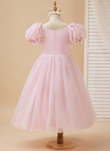 Vestido de niña de las flores de largo midi con mangas abullonadas, hombros descubiertos, apliques florales 3D y tul. 