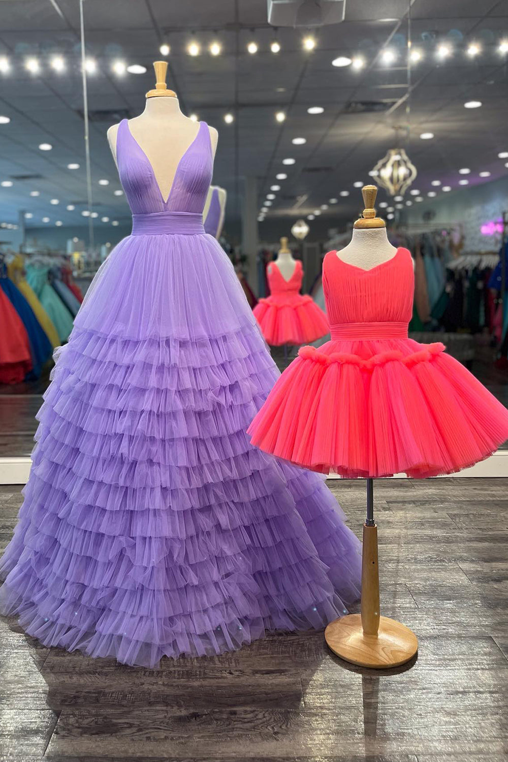 Robe de bal violette à décolleté plongeant et volants