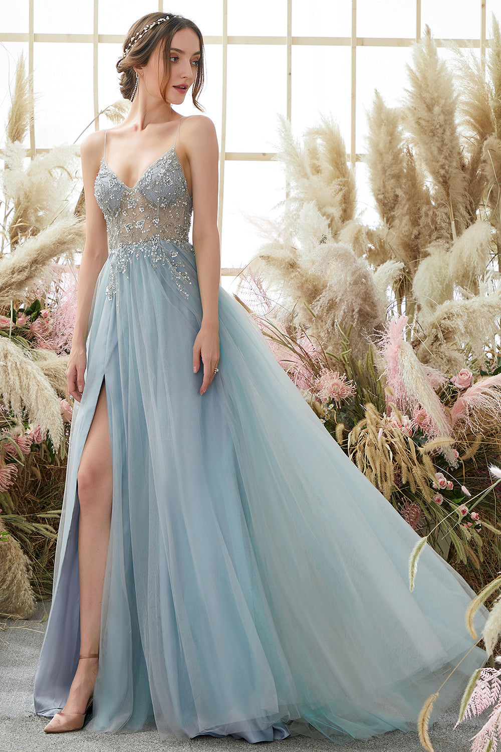 Robe de bal trapèze en tulle lavande ornée de perles