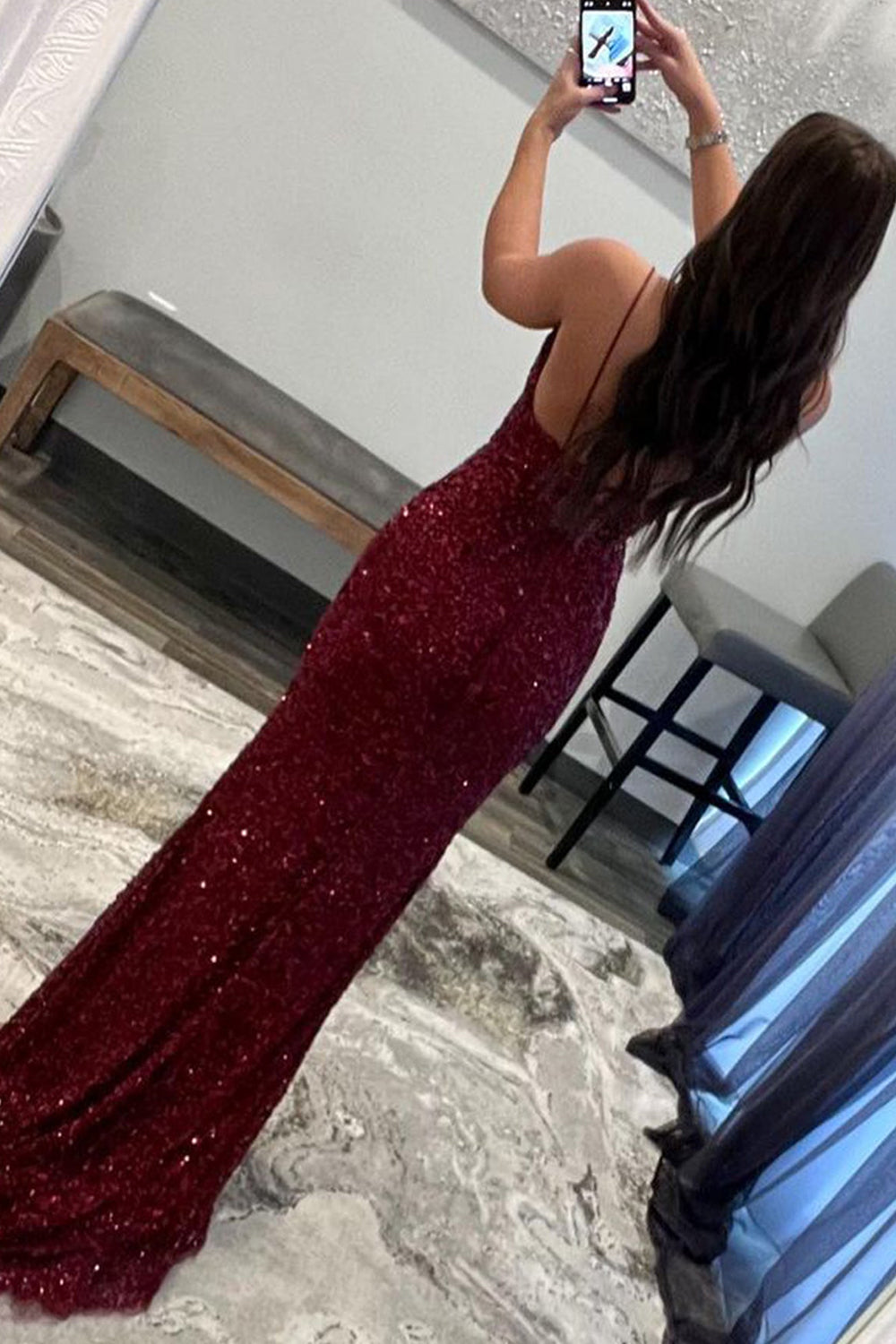 Vestido largo de fiesta de tirantes finos, lentejuelas rojo oscuro y corte sirena con abertura frontal.