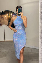 Robe de bal sirène courte élégante à sequins et fente, dos nu.