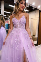 Vestido largo de fiesta lila con tirantes finos, corte en A y apliques
