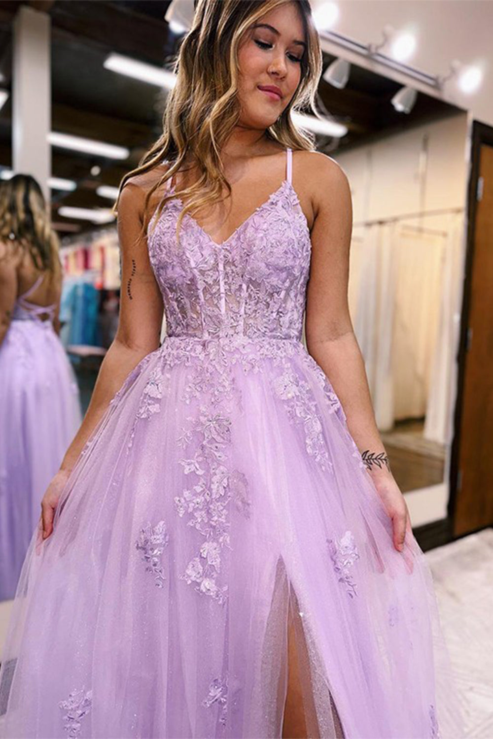 Vestido largo de fiesta lila con tirantes finos, corte en A y apliques