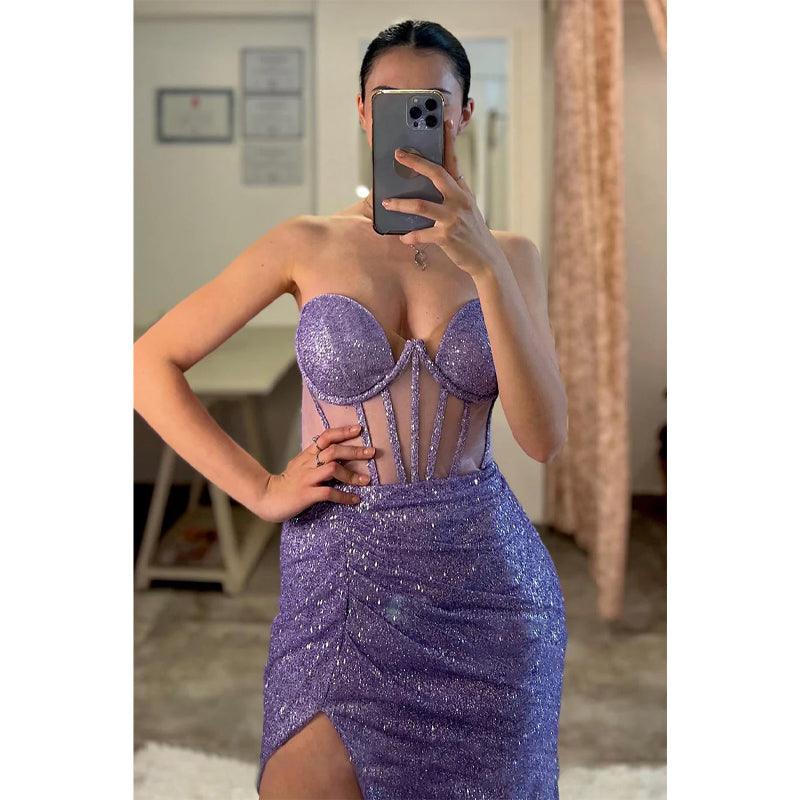 Vestido largo profesional con escote en forma de corazón, abertura lateral y brillantes