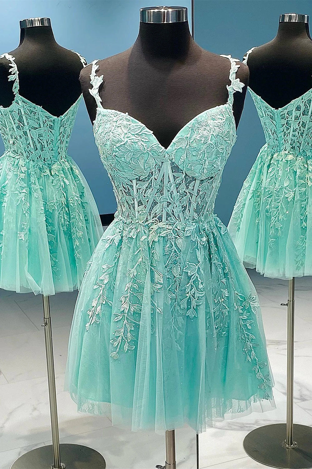 Vestido corto rosa de fiesta con hombros descubiertos y apliques