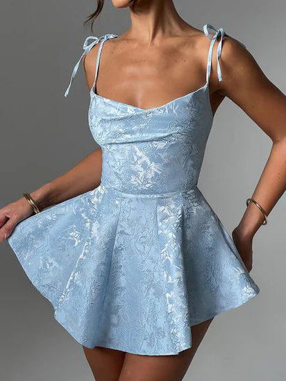 Robe mini amincissante à bretelles et ourlet en A, en jacquard texturé 