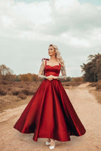 Vestido de fiesta burdeos con tirantes, escote corazón y mangas, disponible en línea