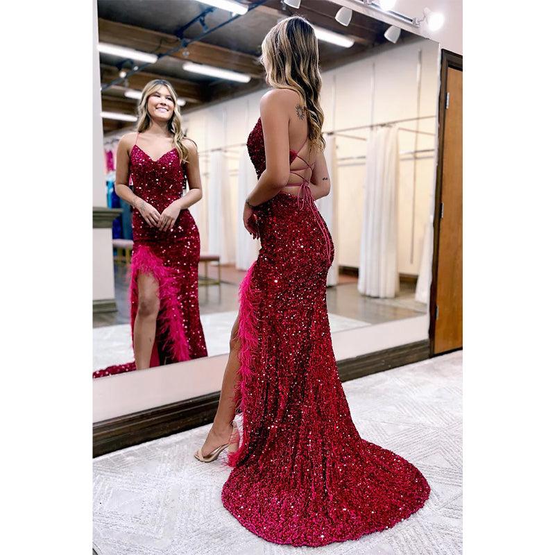 Robe de bal scintillante à bretelles spaghetti, col en V, plumes, paillettes et fente