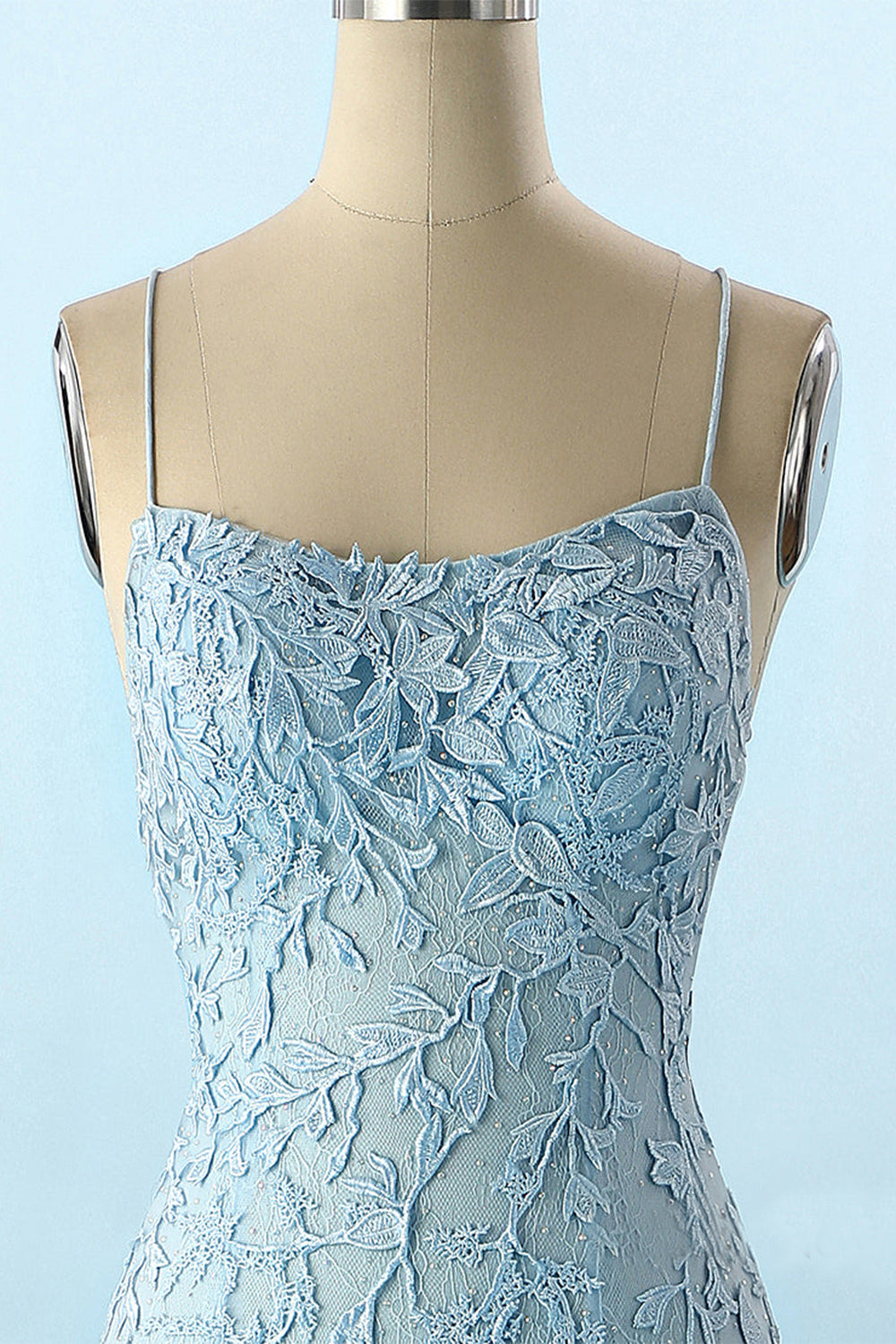 Robe de bal dos nu à fines bretelles