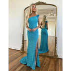 Vestido de fiesta brillante con abertura lateral, plumas y un hombro 
