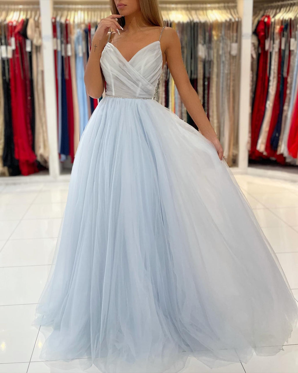 Robe de bal longue en tulle bleu ciel à fines bretelles et perles