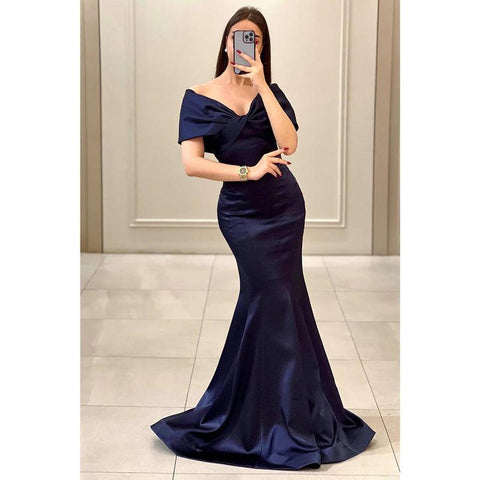 Vestido de fiesta largo sencillo de corte trompeta/sirena con hombros descubiertos y pliegues 