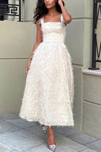 Robe midi féérique et ravissante à col carré en tissu duveteux et à franges. 