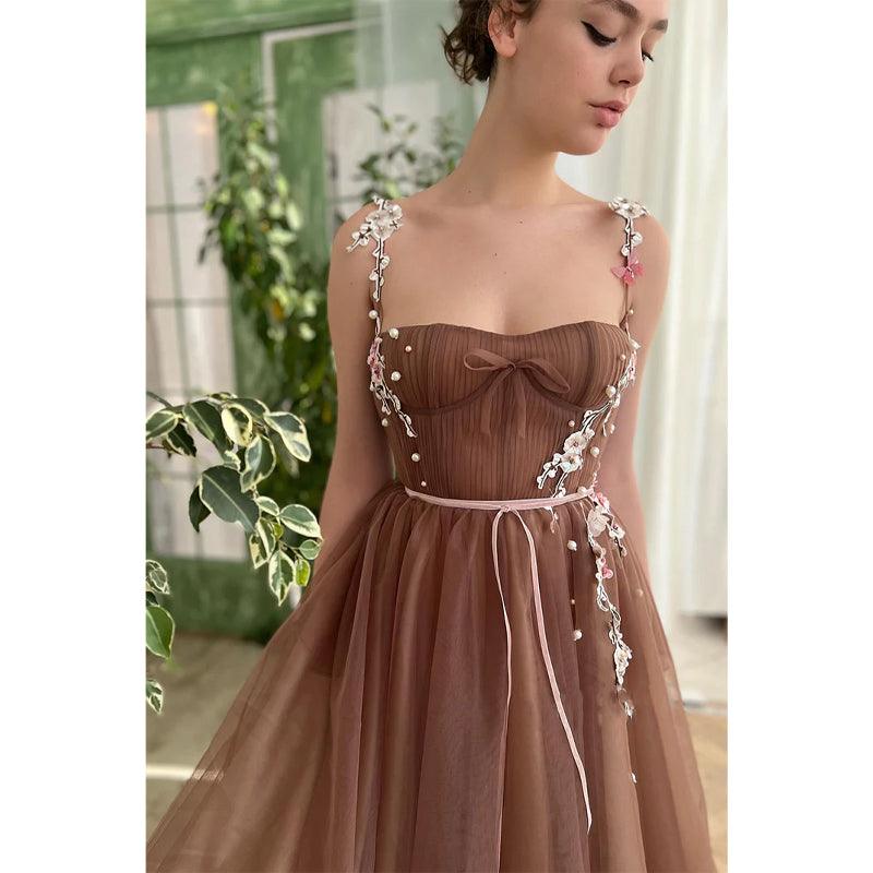 Robe de bal longue en tulle à bretelles spaghetti et appliques 