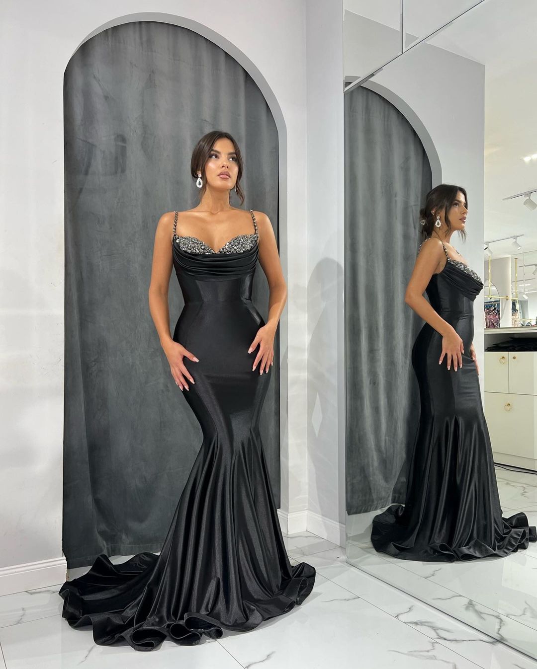 Vestido largo de noche de satén con tirantes finos y escote corazón estilo sirena