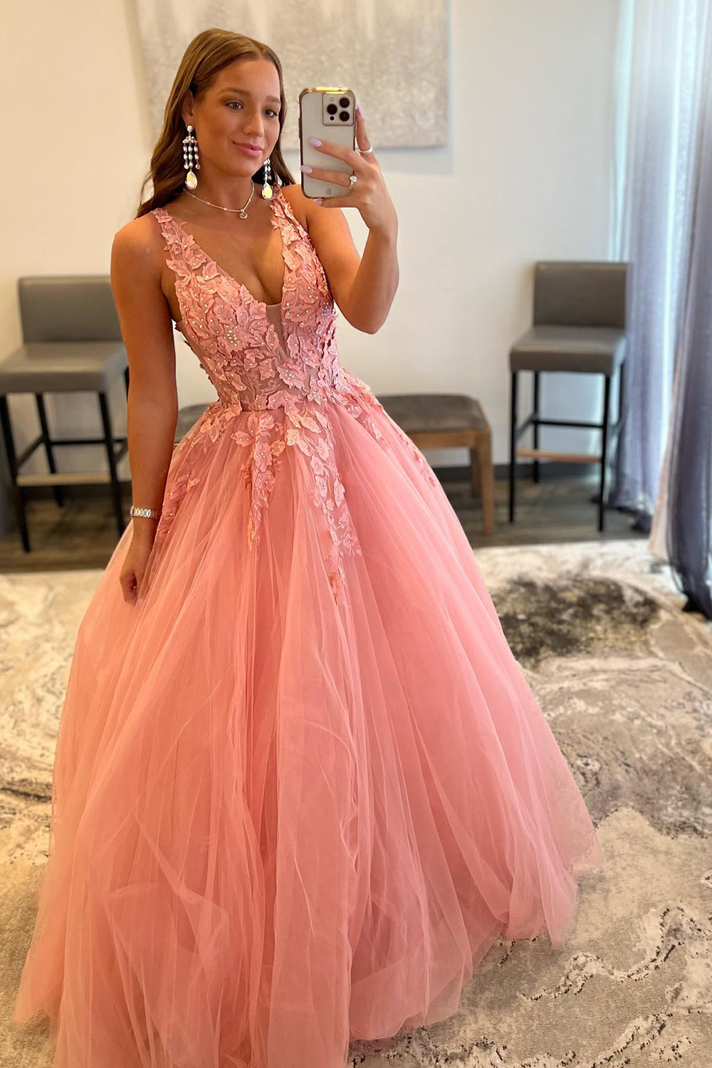 Vestido de fiesta naranja de corte A con escote en V y apliques