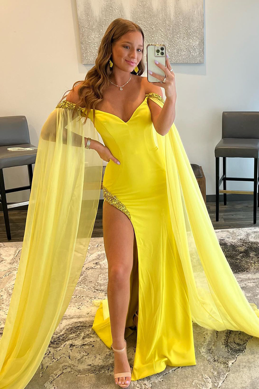 Vestido largo de fiesta amarillo con escote barco y abertura