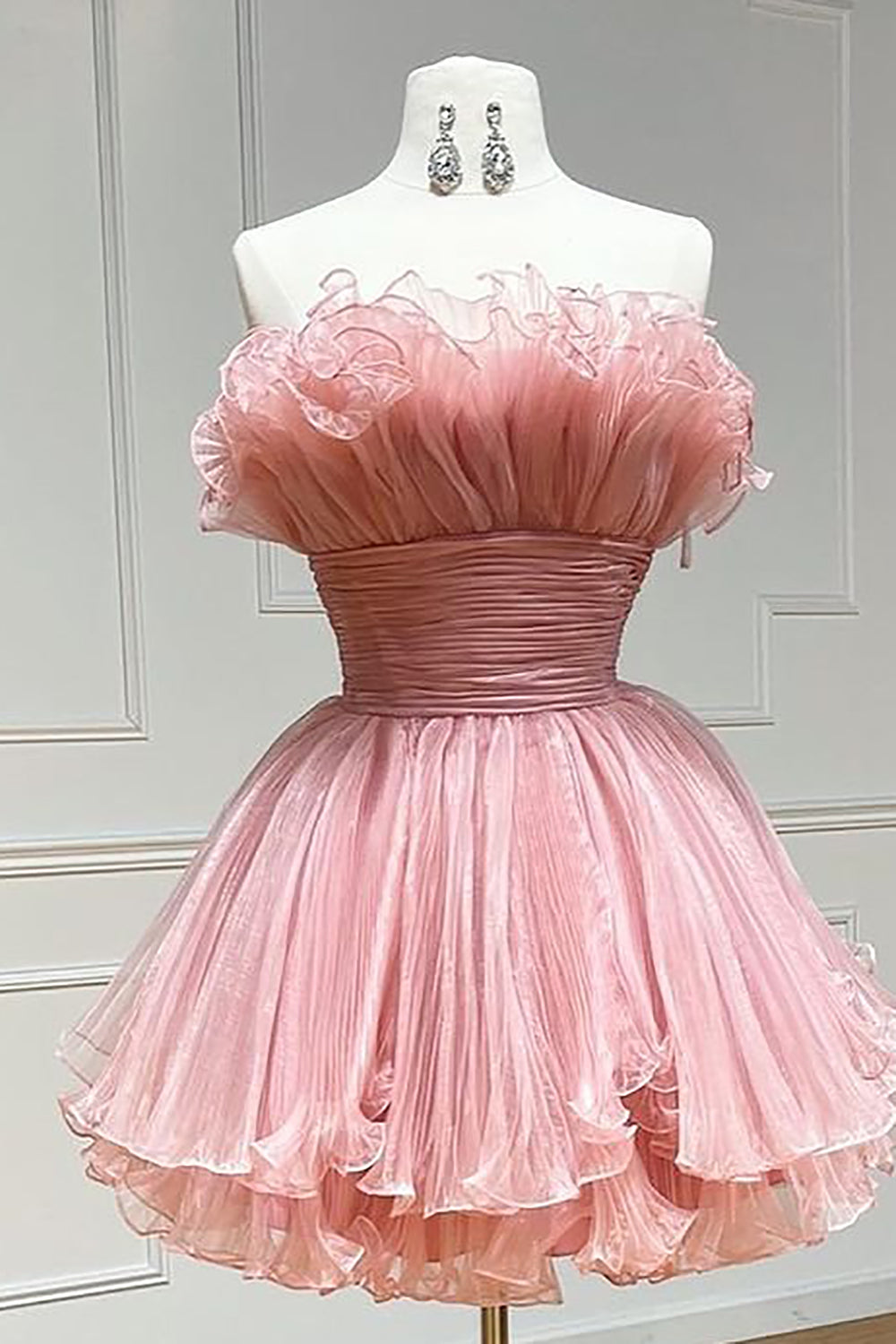 Lindo vestido corto azul de corte A sin tirantes para baile de bienvenida con volantes