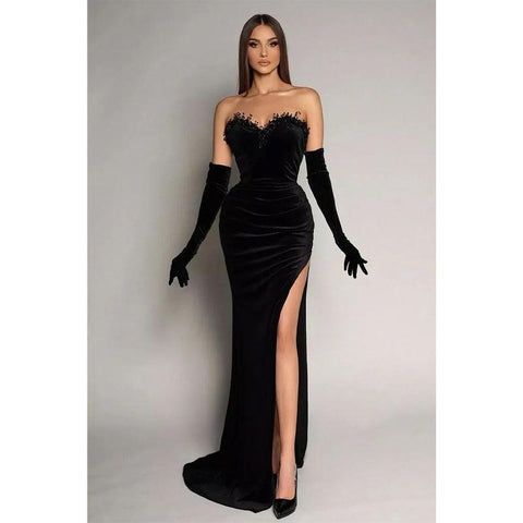 Robe de bal bustier en satin perlé à plis et manches longues avec fente