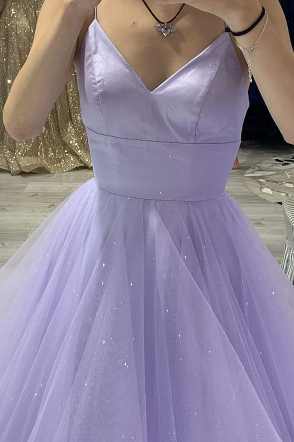Robe de bal lilas à fines bretelles pailletées