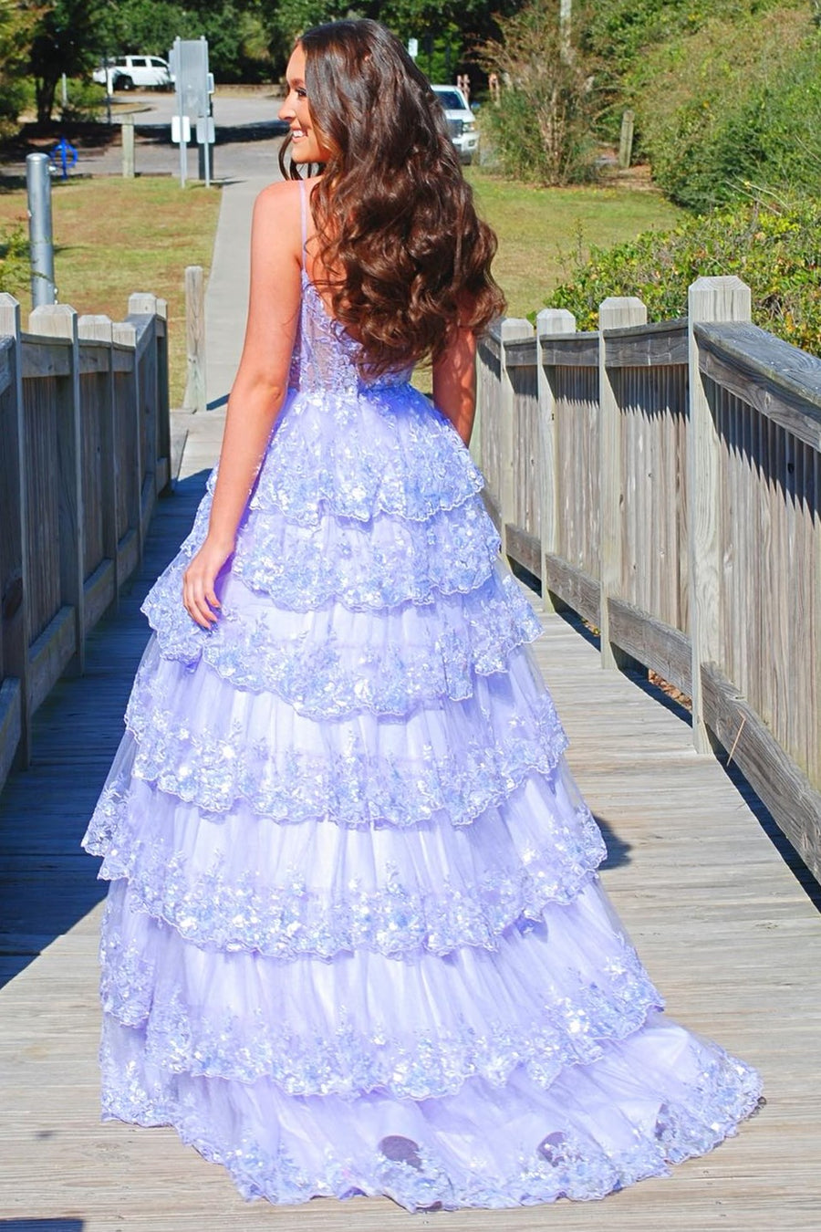 Vestido de graduación de encaje escalonado con tirantes finos y corte en A