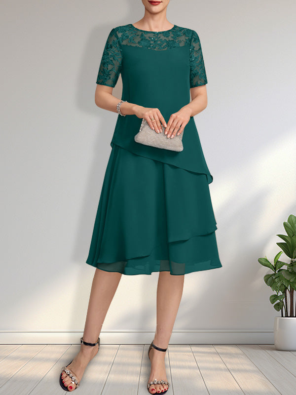 Vestido de novia de corte línea A con escote ilusión, largo hasta la rodilla, de encaje y gasa con lentejuelas.