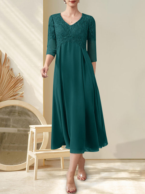 Vestido de corte A, escote en V, largo midi, de gasa, encaje y pedrería para la madre de la novia.