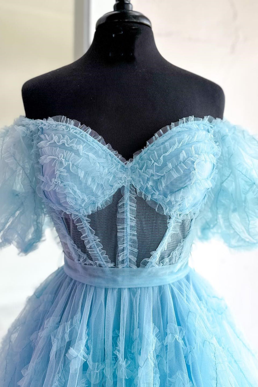 Vestido de tul con hombros descubiertos para la fiesta de bienvenida