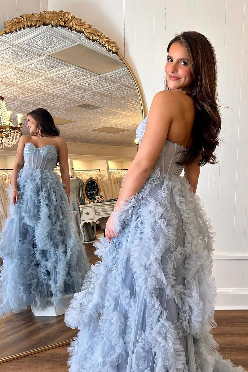 Robe de bal longue bustier en tulle à volants et fente.