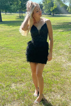 Robe fourreau courte rose à sequins et plumes pour le bal de promo