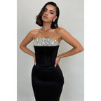 Robe de soirée longue noire à bretelles et perles, coupe fourreau/colonne 