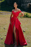Vestido rojo de graduación con hombros descubiertos, volantes y abertura