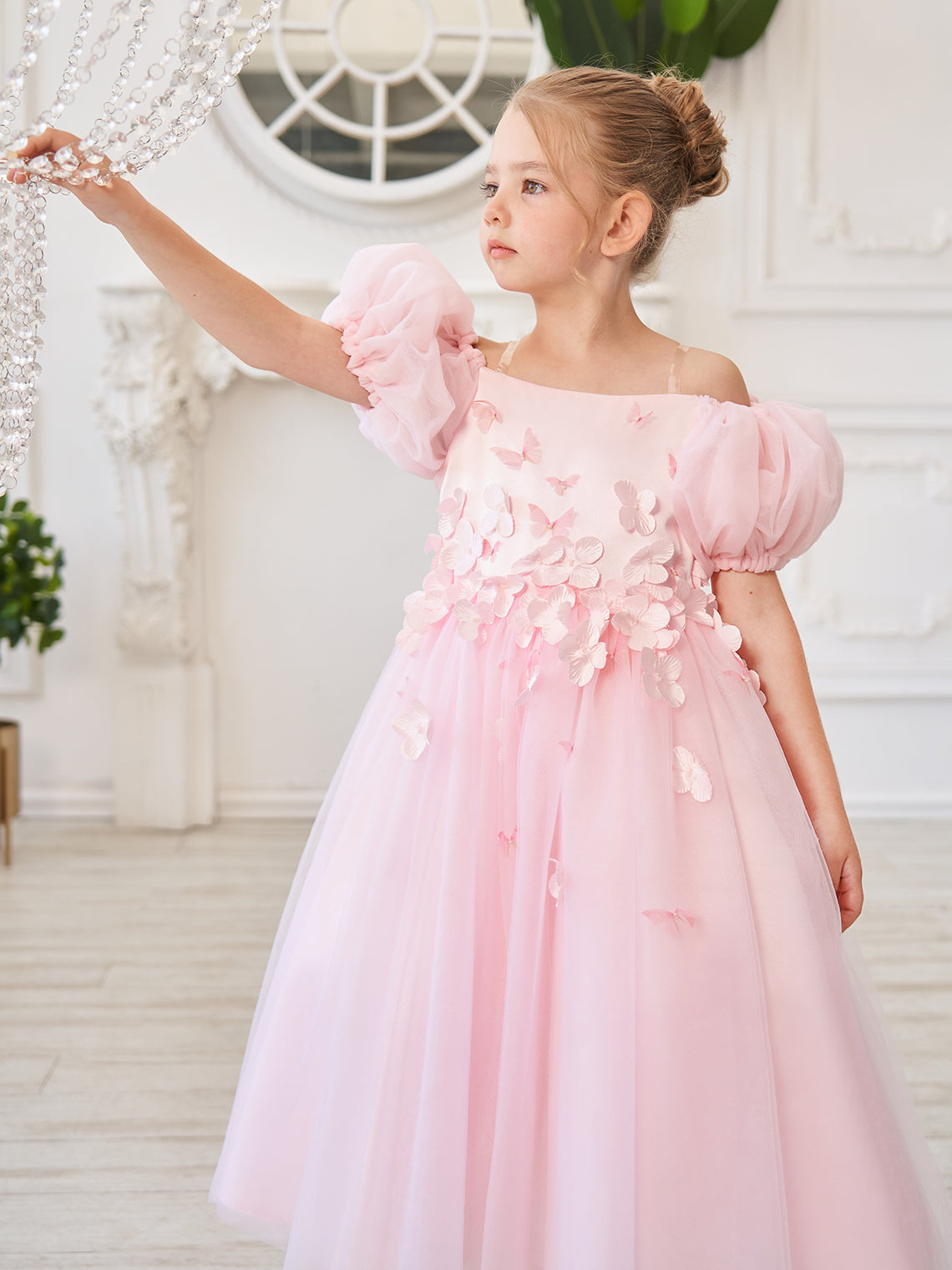 Vestido de niña de las flores de largo midi con mangas abullonadas, hombros descubiertos, apliques florales 3D y tul. 